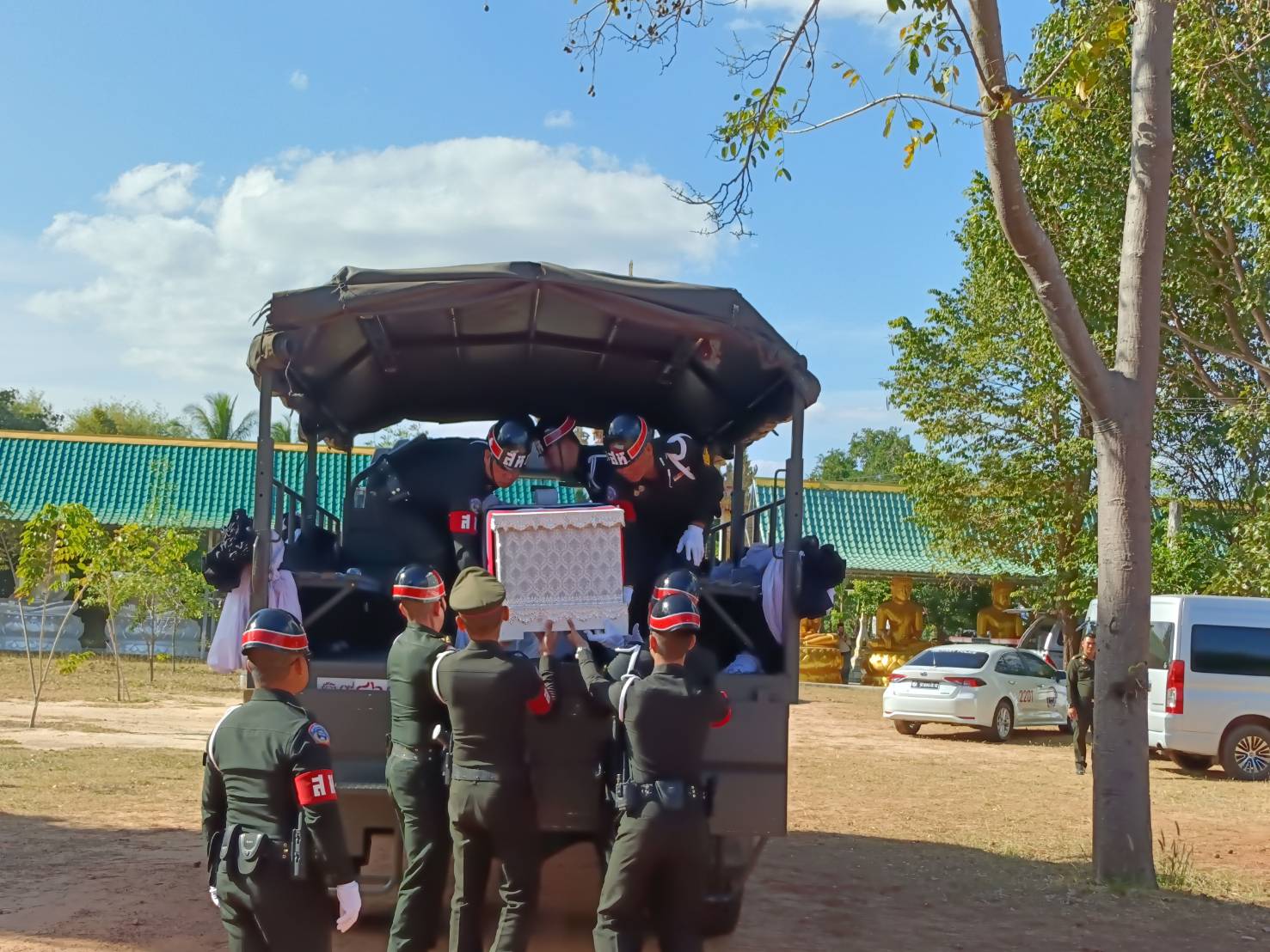 title - พระบาทสมเด็จพระเจ้าอยู่หัว พระราชทานน้ำหลวงอาบศพ และพวงมาลาพระราชทาน ไปวางที่หน้าหีบศพ พลทหารทิวตะวัน พลเยี่ยม วีรบุรุษผู้ปกป้องอธิปไตยชาติ